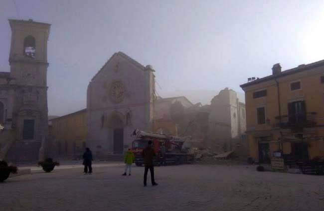 इटली में भूकंप से मची तबाही, देखें भयावह तस्वीरें