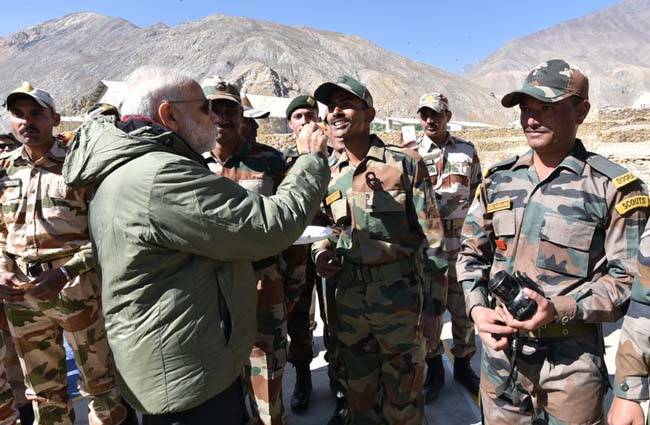सीमा पर जवानों के साथ पीएम मोदी की दिवाली