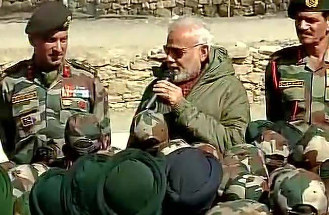 सीमा पर जवानों के साथ पीएम मोदी की दिवाली