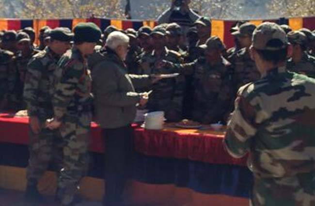 सीमा पर जवानों के साथ पीएम मोदी की दिवाली