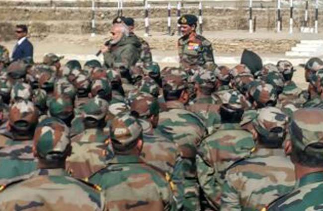 सीमा पर जवानों के साथ पीएम मोदी की दिवाली