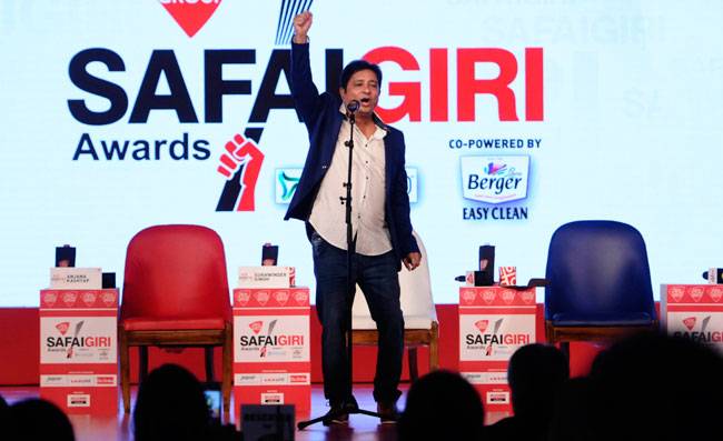 #Safaigiri16: सुखविंदर ने अपने गानों से समां बांध किया 'चक दे इंडिया'