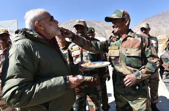 सीमा पर जवानों के साथ पीएम मोदी की दिवाली