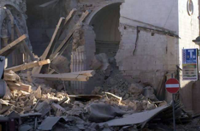 इटली में भूकंप से मची तबाही, देखें भयावह तस्वीरें