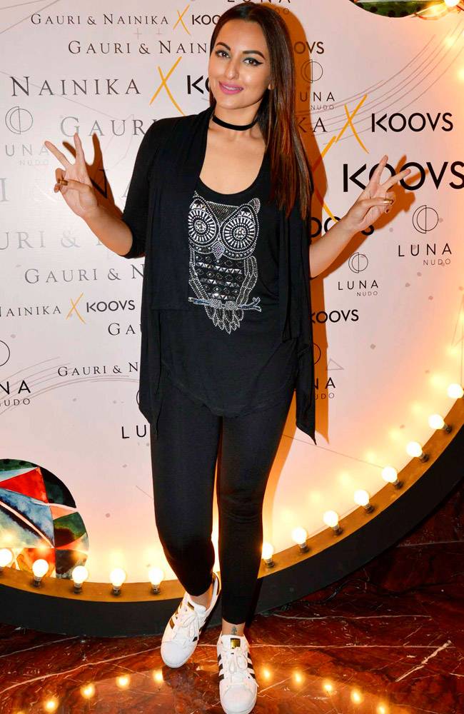 Celeb Spotting: फोर्स 2 की स्क्रीनिंग पर पत्नी प्रिया संग पहुंचे जॉन अब्राहम, रेखा लगीं बेहद खूबसूरत