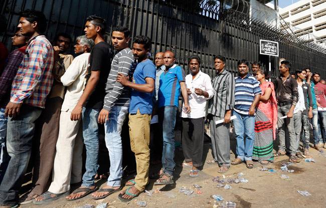 नए नोट लेने पर लगने लगी काली स्याही, बैंक-ATM पर लंबी लाइन जारी