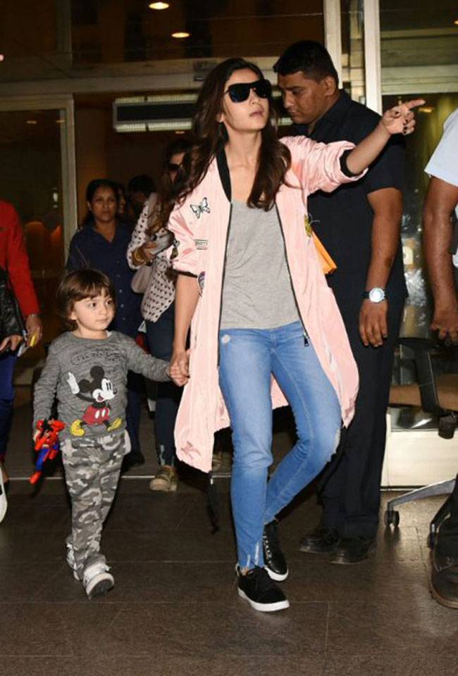 शाहरुख का हाथ छोड़ अबराम ने पकड़ा आलिया का हाथ