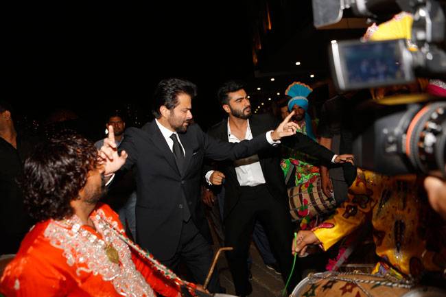 भांगड़े के साथ अनिल कपूर और अर्जुन कपूर ने की 'मुबारकां' की शुरुआत