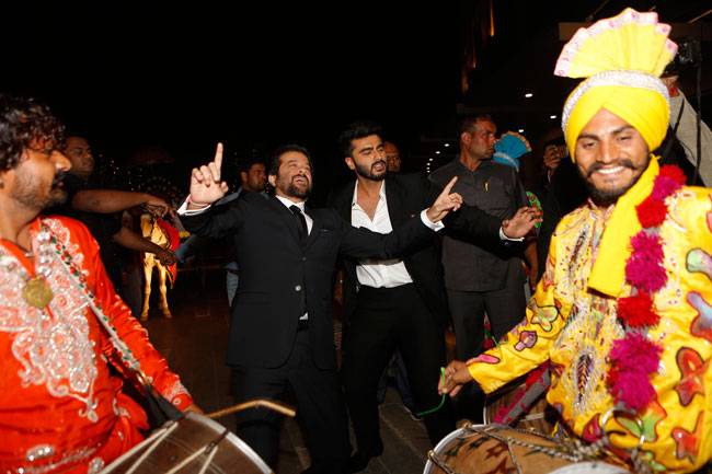 भांगड़े के साथ अनिल कपूर और अर्जुन कपूर ने की 'मुबारकां' की शुरुआत