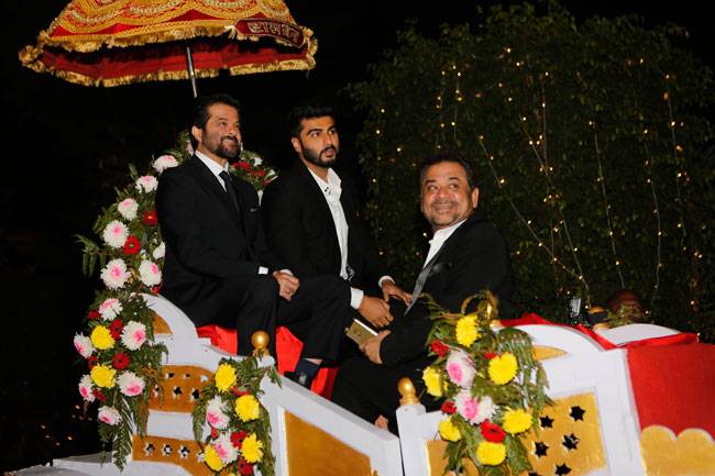 भांगड़े के साथ अनिल कपूर और अर्जुन कपूर ने की 'मुबारकां' की शुरुआत