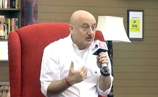 आज तक के साहित्यिक महाकुंभ में कुछ इस तरह नजर आए अनुपम