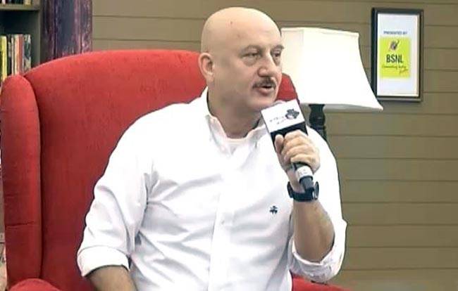 आज तक के साहित्यिक महाकुंभ में कुछ इस तरह नजर आए अनुपम