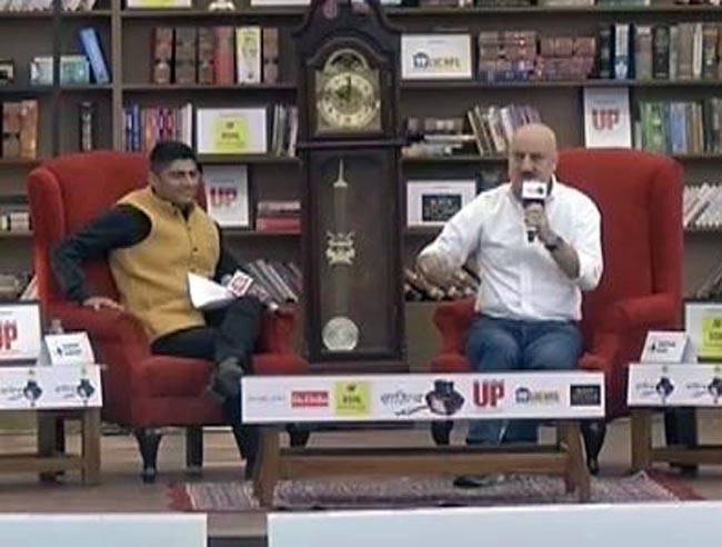 आज तक के साहित्यिक महाकुंभ में कुछ इस तरह नजर आए अनुपम