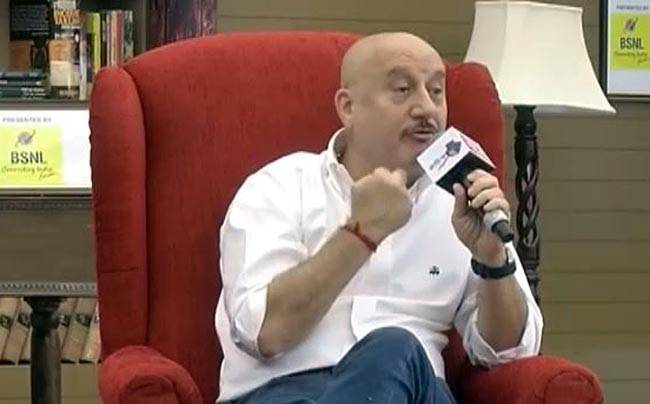 आज तक के साहित्यिक महाकुंभ में कुछ इस तरह नजर आए अनुपम