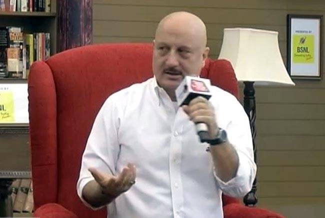 आज तक के साहित्यिक महाकुंभ में कुछ इस तरह नजर आए अनुपम