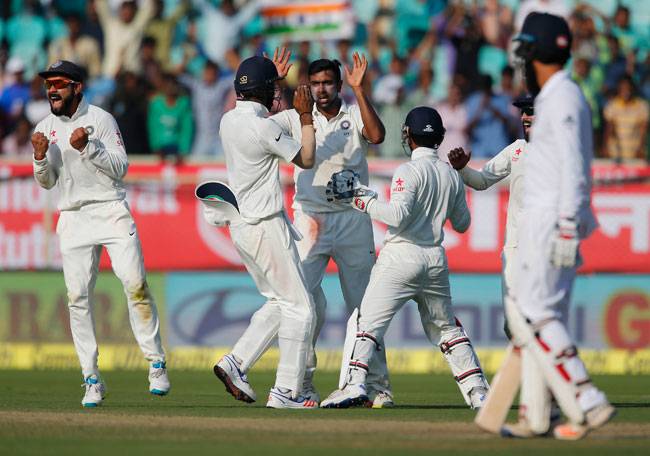 दूसरे टेस्ट मैच के दूसरे दिन इंग्लैंड की आधी टीम पवेलियन लौटी