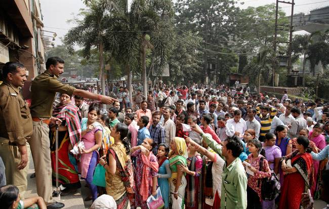 नए नोट लेने पर लगने लगी काली स्याही, बैंक-ATM पर लंबी लाइन जारी