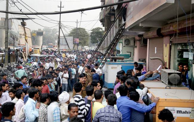 नए नोट लेने पर लगने लगी काली स्याही, बैंक-ATM पर लंबी लाइन जारी