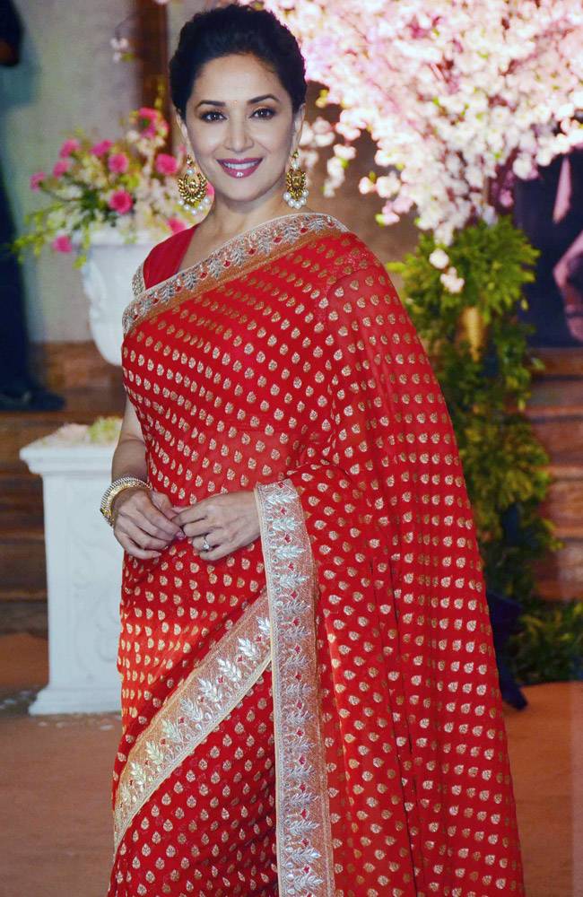 Celeb Spotting: फोर्स 2 की स्क्रीनिंग पर पत्नी प्रिया संग पहुंचे जॉन अब्राहम, रेखा लगीं बेहद खूबसूरत