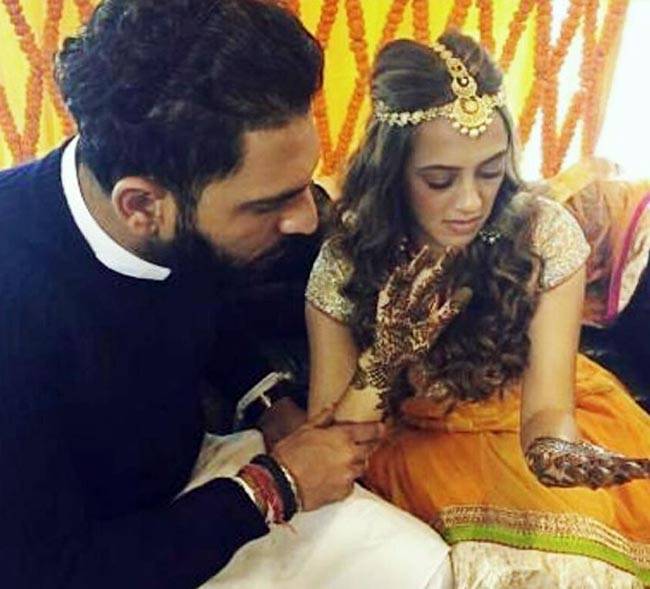 युवराज के नाम की मेहंदी से सजी हेजल की हथेलियां...