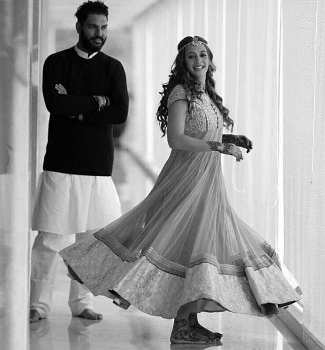 युवराज के नाम की मेहंदी से सजी हेजल की हथेलियां...