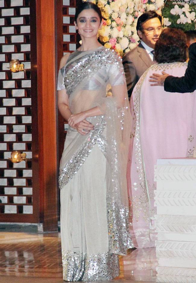 अंबानी की पार्टी में दीपिका-रणवीर, शाहरुख-आलिया से लेकर ऐश्वर्या तक कई हस्तियां शामिल