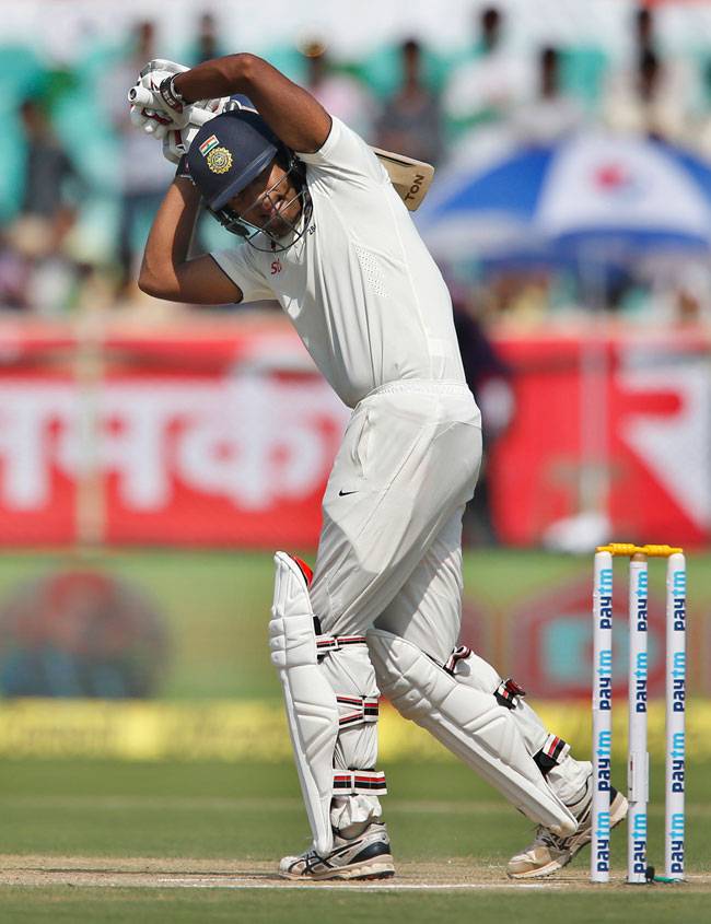 दूसरे टेस्ट मैच के दूसरे दिन इंग्लैंड की आधी टीम पवेलियन लौटी