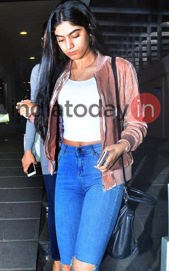 बोनी कपूर की बर्थडे पार्टी के लिए श्रीदेवी संग जाह्नवी और खुशी की आउटिंग