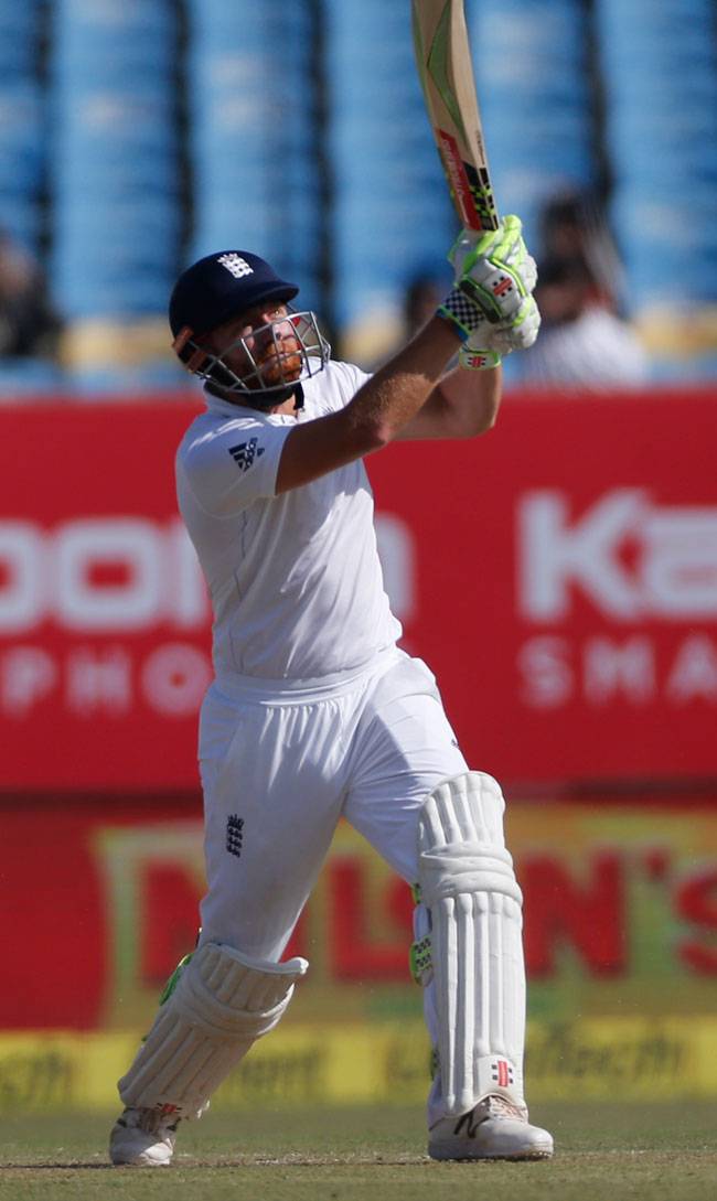 राजकोट में इंग्लैंड ने खड़ा किया रनों का पहाड़, भारत की भी सधी शुरुआत