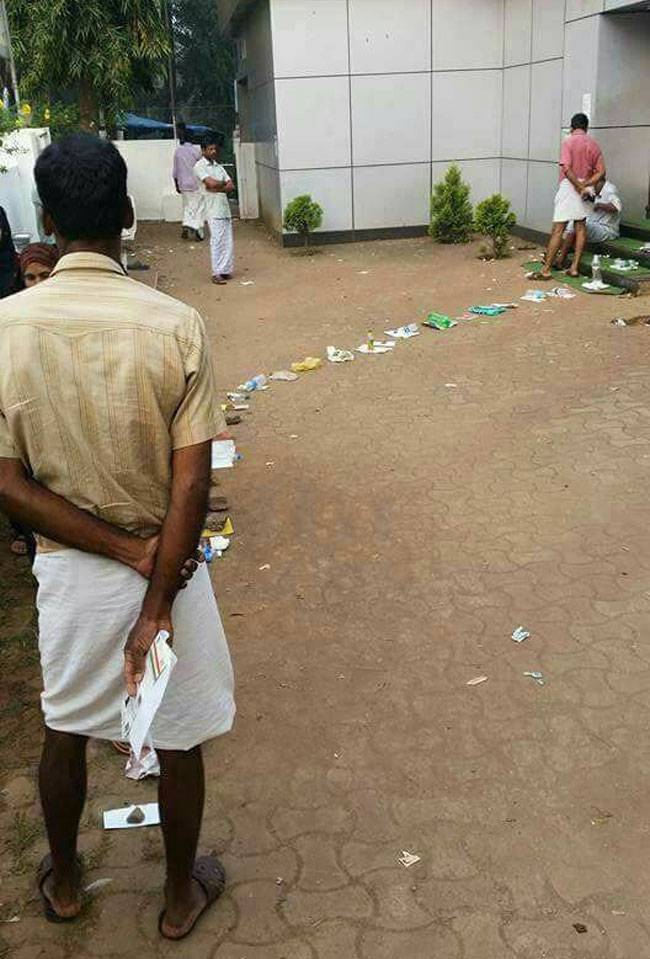 अब जूते-चप्पल बैंक के बाहर लाइन में