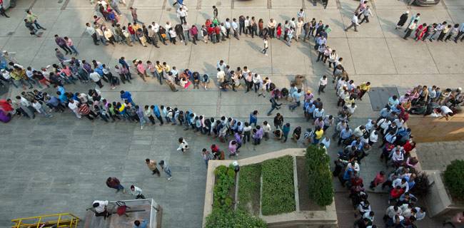 नए नोट लेने पर लगने लगी काली स्याही, बैंक-ATM पर लंबी लाइन जारी
