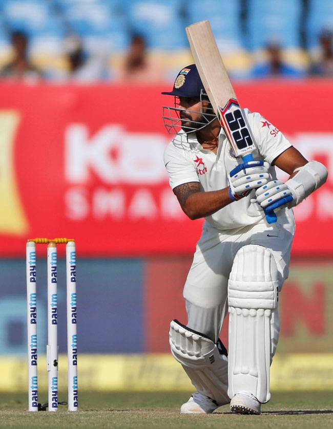 राजकोट में इंग्लैंड ने खड़ा किया रनों का पहाड़, भारत की भी सधी शुरुआत