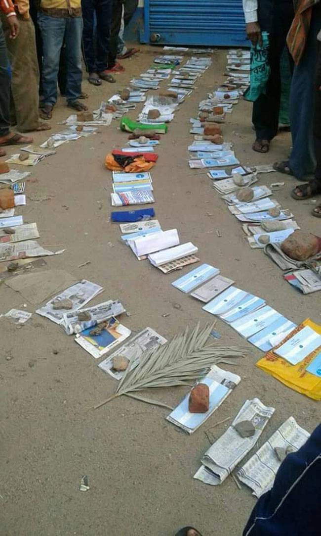 अब जूते-चप्पल बैंक के बाहर लाइन में