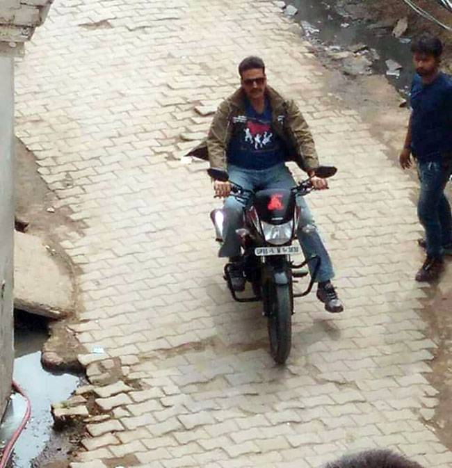 अक्षय ने शेयर की 'टॉयलेट' से सेल्फी