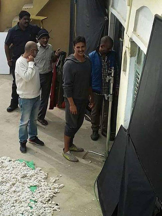 अक्षय ने शेयर की 'टॉयलेट' से सेल्फी