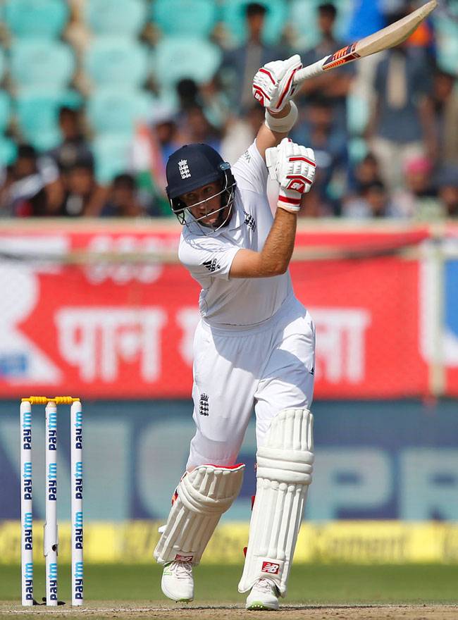 दूसरे टेस्ट मैच के दूसरे दिन इंग्लैंड की आधी टीम पवेलियन लौटी