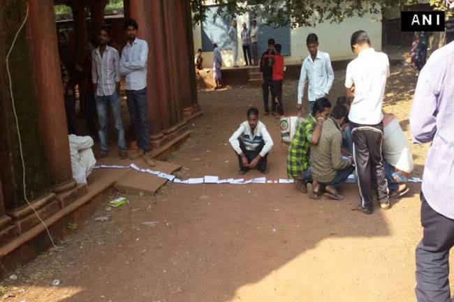 अब जूते-चप्पल बैंक के बाहर लाइन में