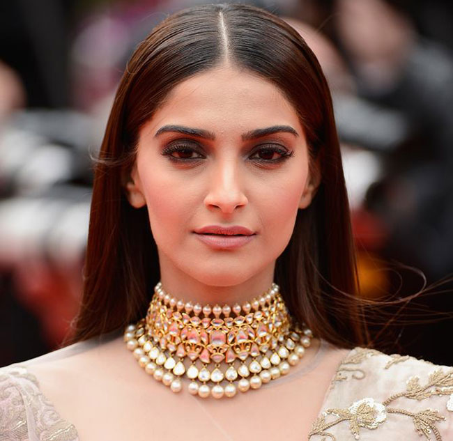 चोरों ने मल्ल‍िका शेरावत के अलावा इन सिलेब्रिटीज को भी नहीं बख्शा