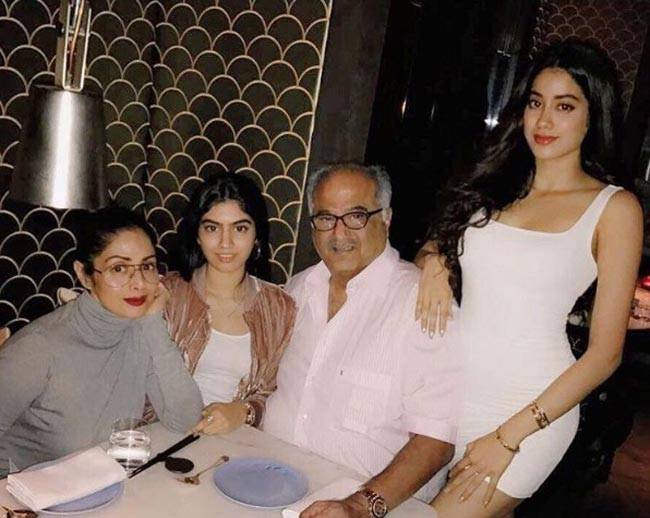बोनी कपूर की बर्थडे पार्टी के लिए श्रीदेवी संग जाह्नवी और खुशी की आउटिंग