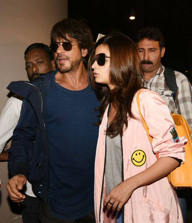 शाहरुख का हाथ छोड़ अबराम ने पकड़ा आलिया का हाथ