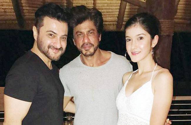 'फौजी' से 'रईस' तक, कितना बदल गया शाहरुख का चेहरा...