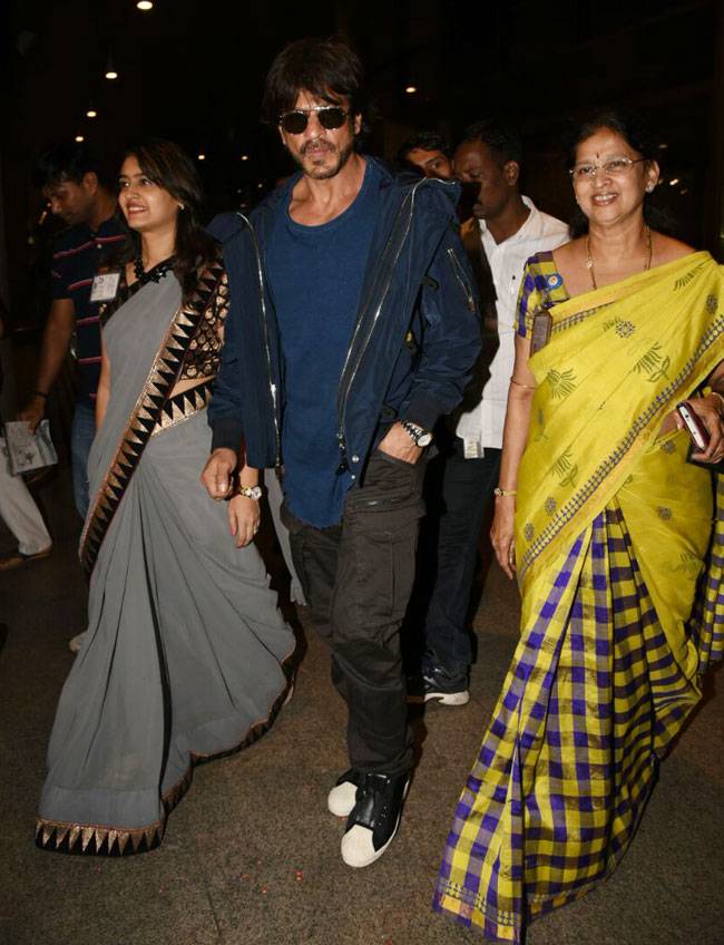 शाहरुख का हाथ छोड़ अबराम ने पकड़ा आलिया का हाथ