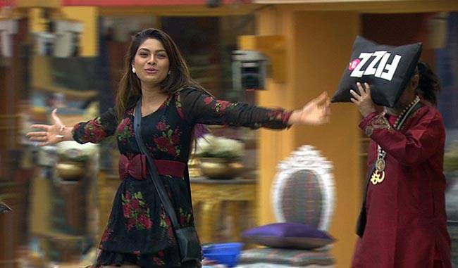 Bigg Boss 10: लोपा ने किया स्वामी ओम का मेकओवर