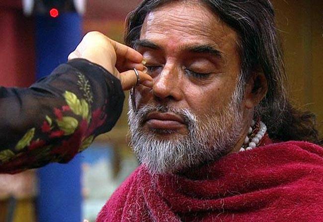 Bigg Boss 10: लोपा ने किया स्वामी ओम का मेकओवर