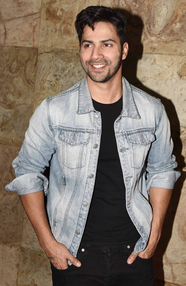 Celeb Spotting: फोर्स 2 की स्क्रीनिंग पर पत्नी प्रिया संग पहुंचे जॉन अब्राहम, रेखा लगीं बेहद खूबसूरत