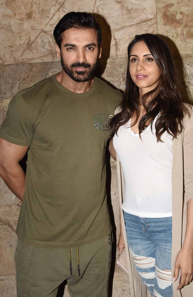 Celeb Spotting: फोर्स 2 की स्क्रीनिंग पर पत्नी प्रिया संग पहुंचे जॉन अब्राहम, रेखा लगीं बेहद खूबसूरत