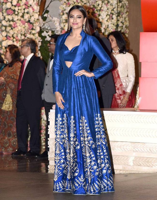 अंबानी की पार्टी में दीपिका-रणवीर, शाहरुख-आलिया से लेकर ऐश्वर्या तक कई हस्तियां शामिल