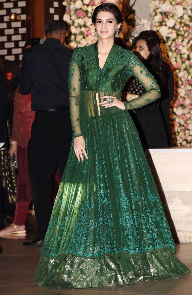 अंबानी की पार्टी में दीपिका-रणवीर, शाहरुख-आलिया से लेकर ऐश्वर्या तक कई हस्तियां शामिल