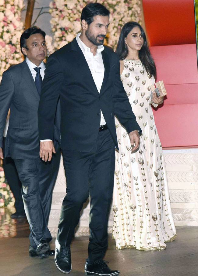 अंबानी की पार्टी में दीपिका-रणवीर, शाहरुख-आलिया से लेकर ऐश्वर्या तक कई हस्तियां शामिल