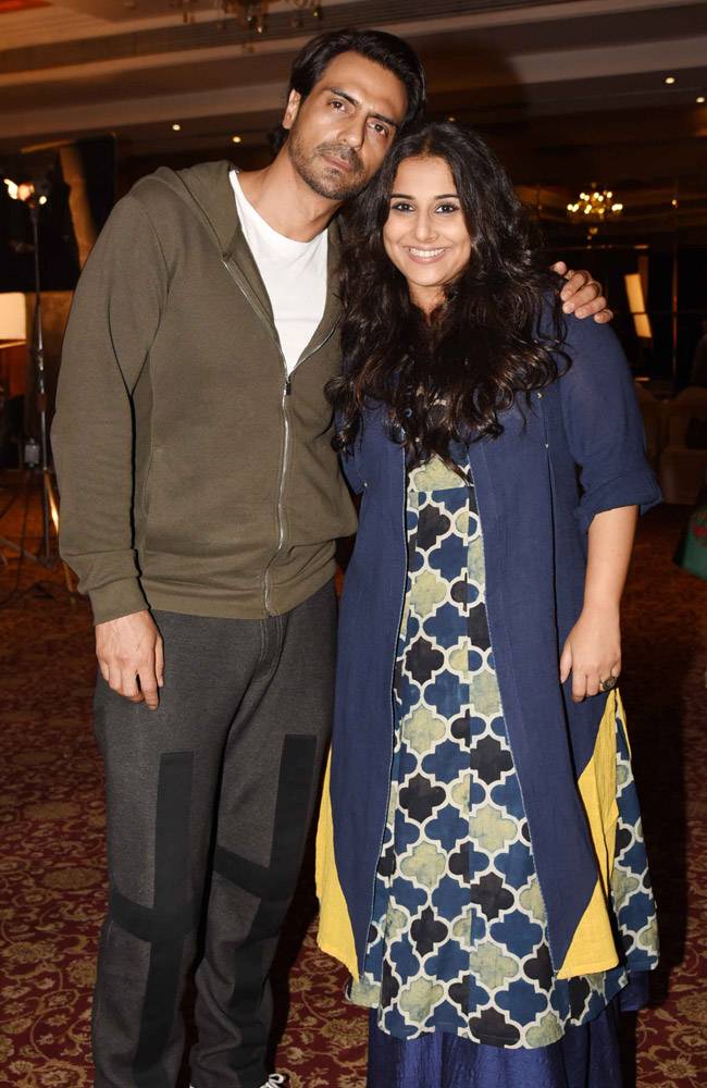 Celeb Spotting: फोर्स 2 की स्क्रीनिंग पर पत्नी प्रिया संग पहुंचे जॉन अब्राहम, रेखा लगीं बेहद खूबसूरत